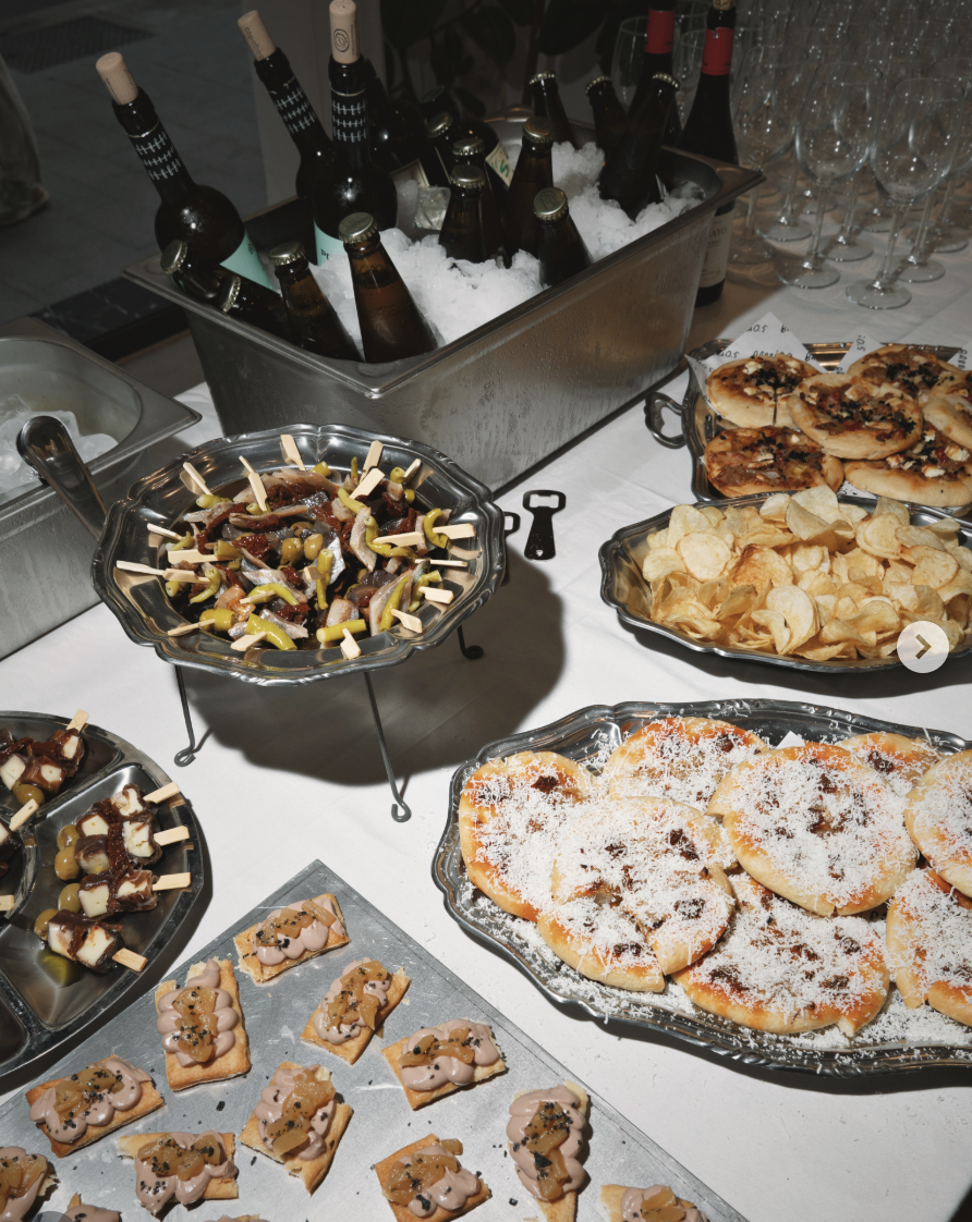 Mesa con comida de Barrio5